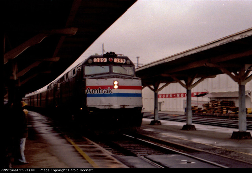 AMTK 389 leads a northbound train into the station